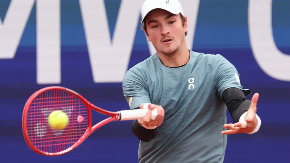 João Fonseca encara Novak Djokovic nesta sexta em Roland Garros