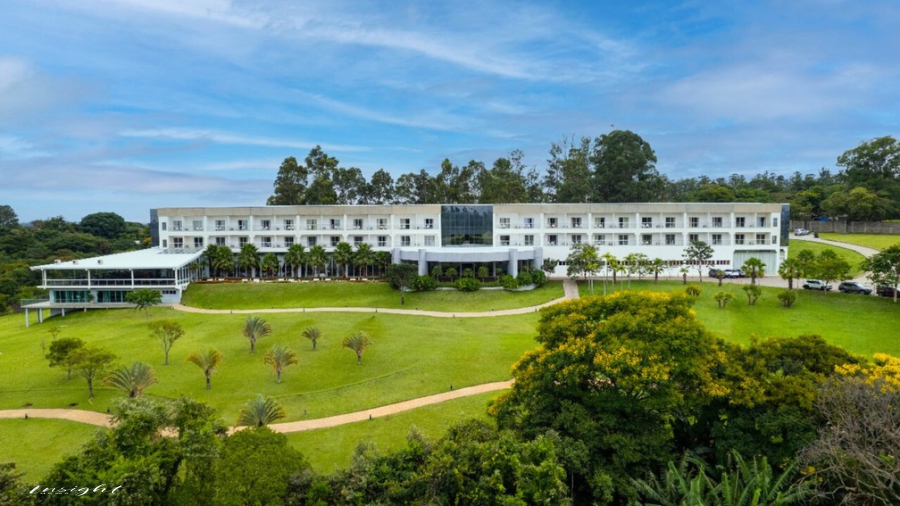 A grama sagrada e o silêncio de Itu: por dentro do fenômeno Oto Hotel