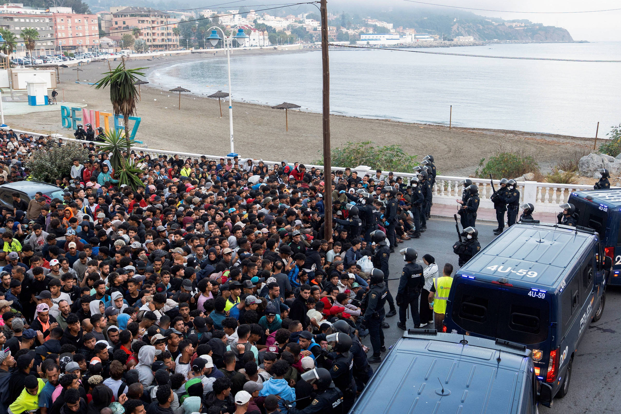 Imigrantes são transferidos de praia para porto de Ceuta pela polícia da Espanha